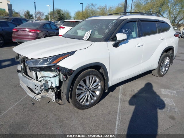 Toyota Highlander Platinum 2022 5TDFZRAH4NS125550 Image 2