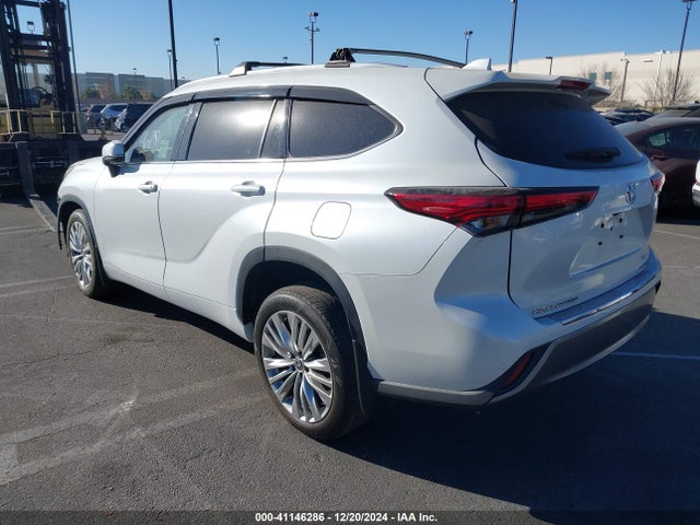 Toyota Highlander Platinum 2022 5TDFZRAH4NS125550 Image 3