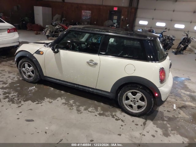 2009 MINI COOPER WMWMF33589TW79467 Photo 2