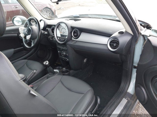 2011 MINI COOPER CLUBMAN WMWZF3C56BT267592 Photo 4