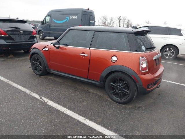 2011 MINI COOPER S WMWSV3C5XBTY25190 Photo 2