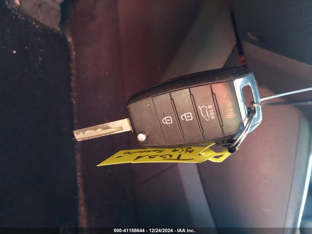 5XYPG4A55JG361022 KIA Sorento 3.3l Lx