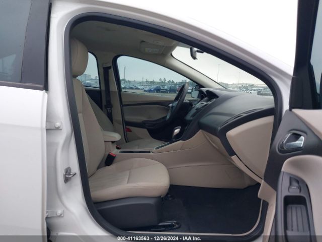 1FADP3F21FL375965 Ford FOCUS SE