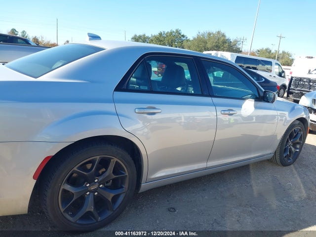 Chrysler 300 300s 2023 2C3CCABG8PH613837 Image 13