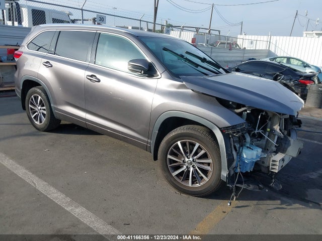 Toyota Highlander Xle 2018 5TDJZRFH3JS861246 Image 1