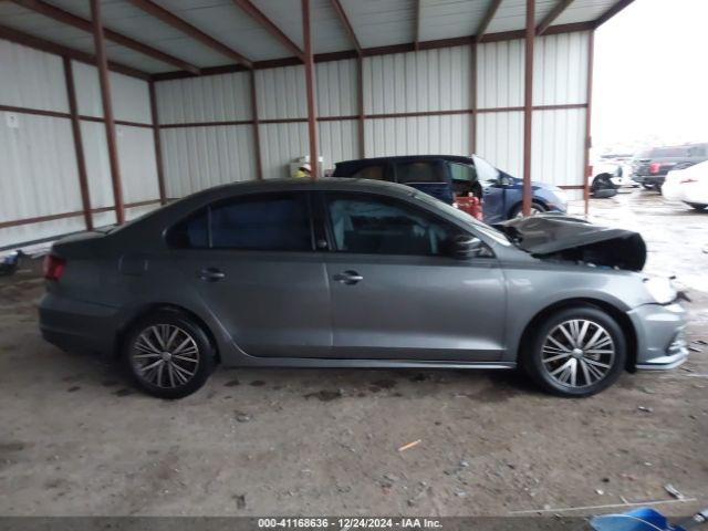 3VWDB7AJ1JM204992 Volkswagen Jetta 1.4t Se/1.4t Wolfsburg Edition