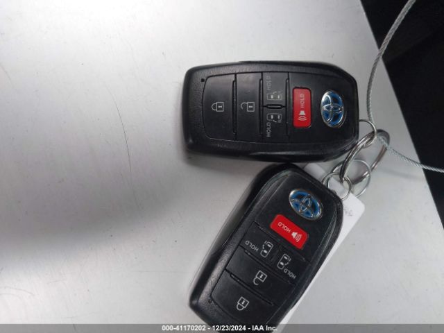 5TDKRKEC6NS076937 Toyota SIENNA LE