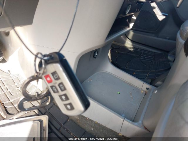 5TDYK3DC4GS702266 Toyota Sienna Xle 8 Passenger