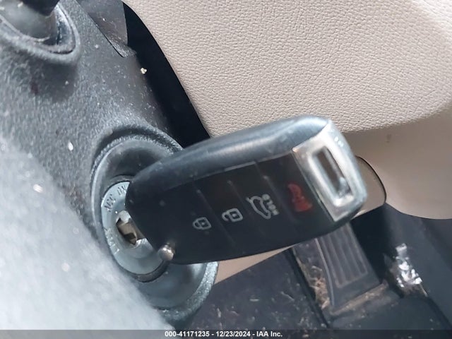 5XYPG4A55JG353051 KIA Sorento 3.3l Lx