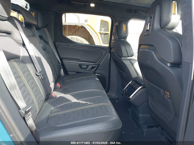 Rivian R1t Adventure 2022 7FCTGAAA9NN007264 Image 8