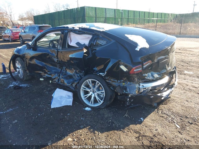 2024 TESLA MODEL Y 7SAYGDEE1RA249898 Photo 2
