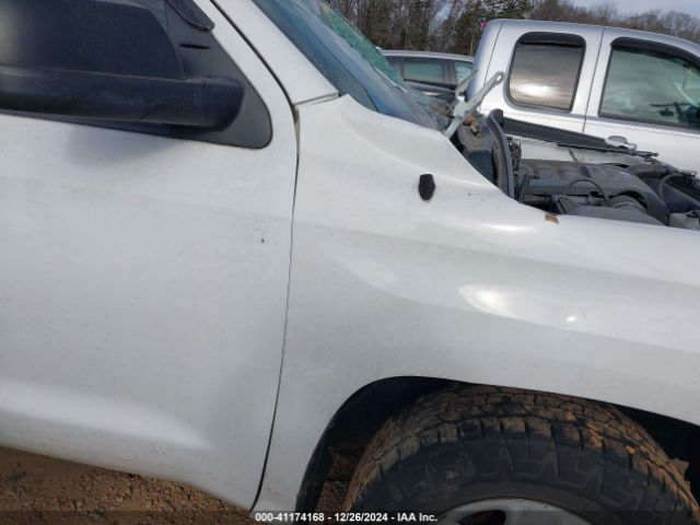 5TFUW5F13GX569472 Toyota Tundra Sr 5.7l V8