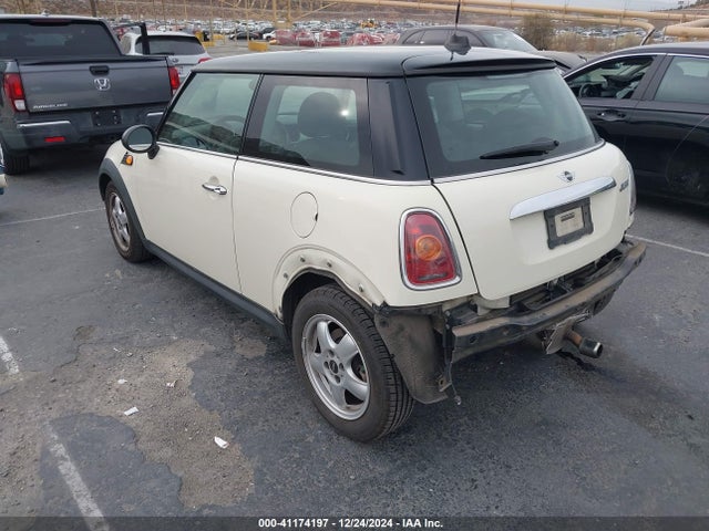 2010 MINI COOPER HARDTOP WMWMF3C54ATZ66213 Photo 2