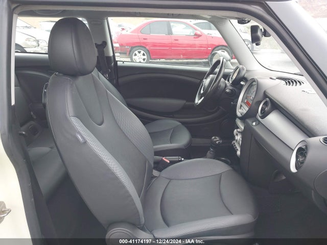 2010 MINI COOPER HARDTOP WMWMF3C54ATZ66213 Photo 4