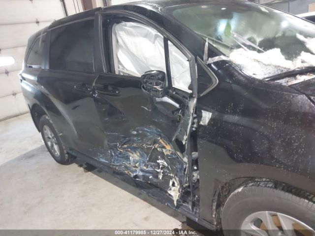 5TDKRKEC4NS129621 Toyota SIENNA LE