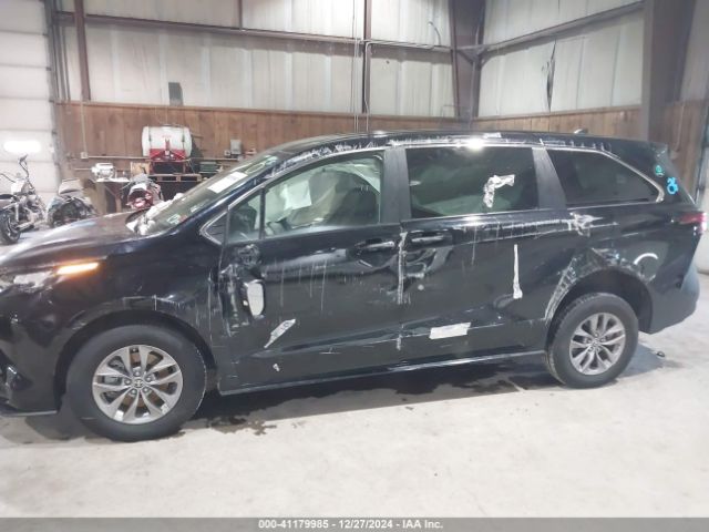 5TDKRKEC4NS129621 Toyota SIENNA LE
