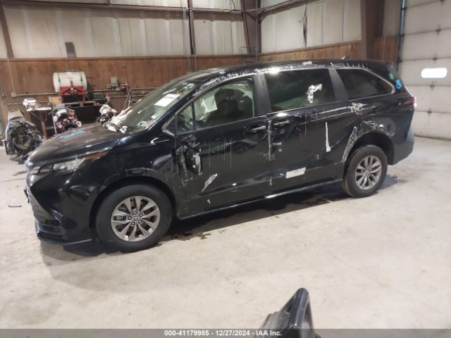 5TDKRKEC4NS129621 Toyota SIENNA LE
