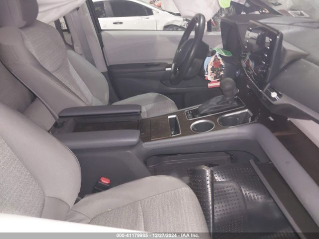 5TDKRKEC4NS129621 Toyota SIENNA LE