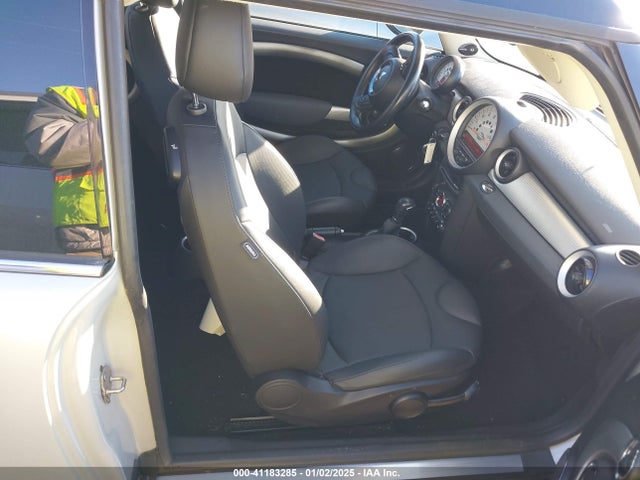 2011 MINI COOPER CLUBMAN WMWZF3C54BT188115 Photo 4
