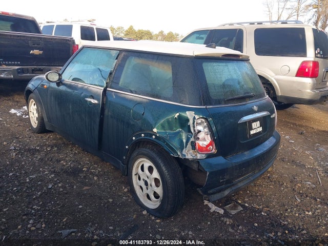 2006 MINI COOPER WMWRC33576TK17492 Photo 2