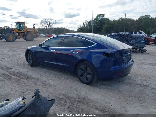 2018 TESLA MODEL 3 5YJ3E1EA8JF058981 Photo 2