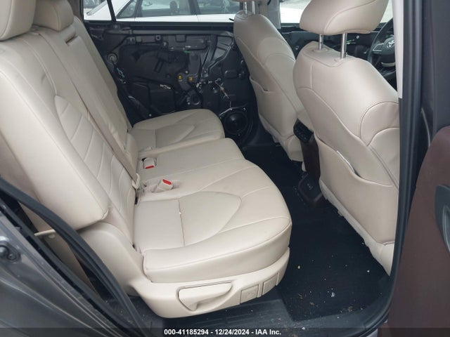 Toyota Highlander Xle 2022 5TDGZRAH2NS550219 Image 8