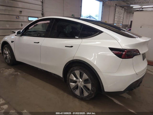 2024 TESLA MODEL Y 7SAYGDEE9RA228569 Photo 2