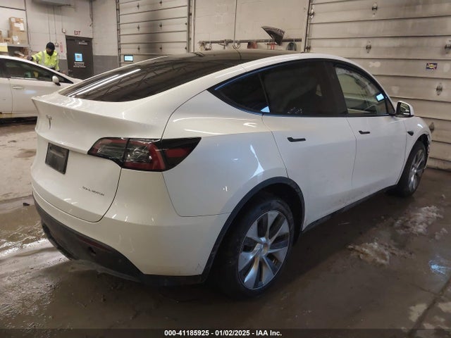2024 TESLA MODEL Y 7SAYGDEE9RA228569 Photo 3