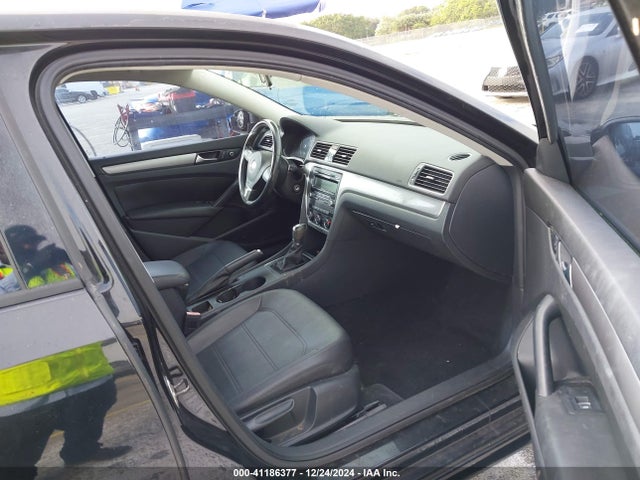 1VWAP7A3XEC008000 Volkswagen Passat 2.5l Wolfsburg Edition