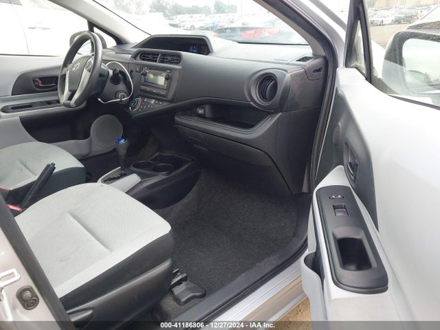 JTDKDTB33E1575118 Toyota Prius C One