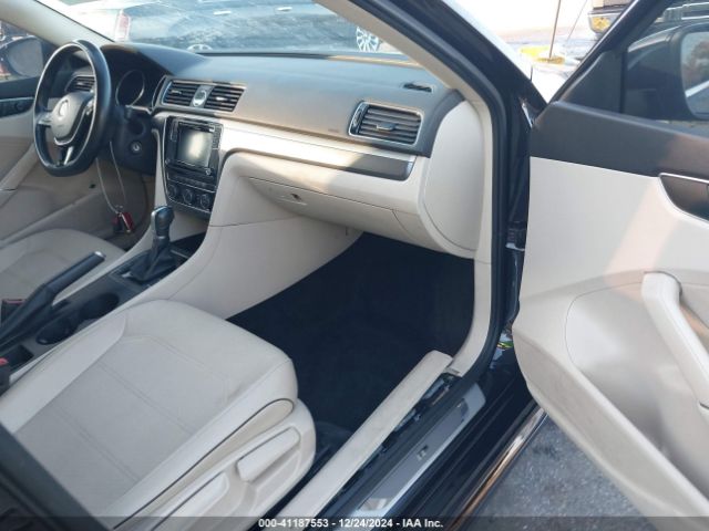1VWDT7A3XHC048445 Volkswagen Passat 1.8t R-line