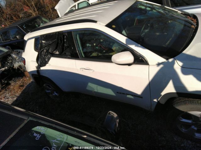 3C4NJDBB9KT671925 Jeep Compass Latitude 4x4