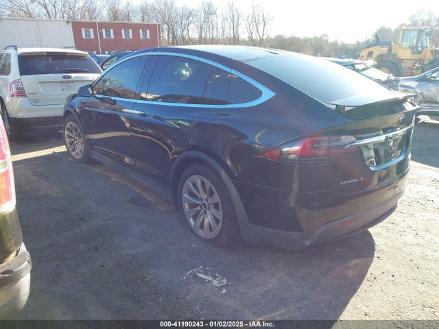 2017 TESLA MODEL X 5YJXCDE4XHF055805 Photo 2