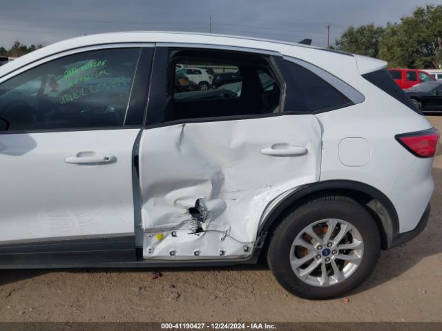 1FMCU0G61NUB98823 Ford ESCAPE SE
