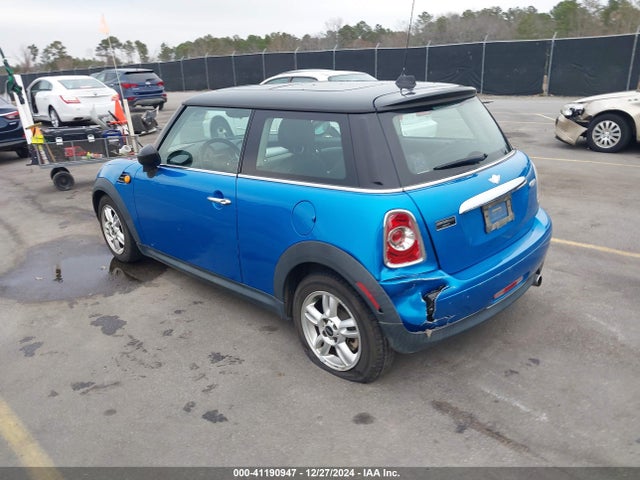 2011 MINI COOPER WMWSU3C52BT253082 Photo 2