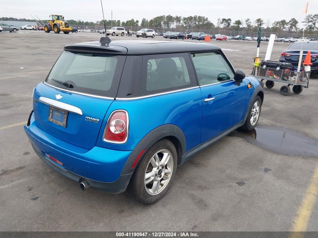 2011 MINI COOPER WMWSU3C52BT253082 Photo 3