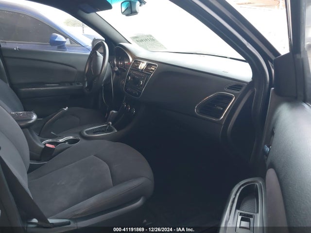 1C3CCBAG0EN101372 Chrysler 200 LX