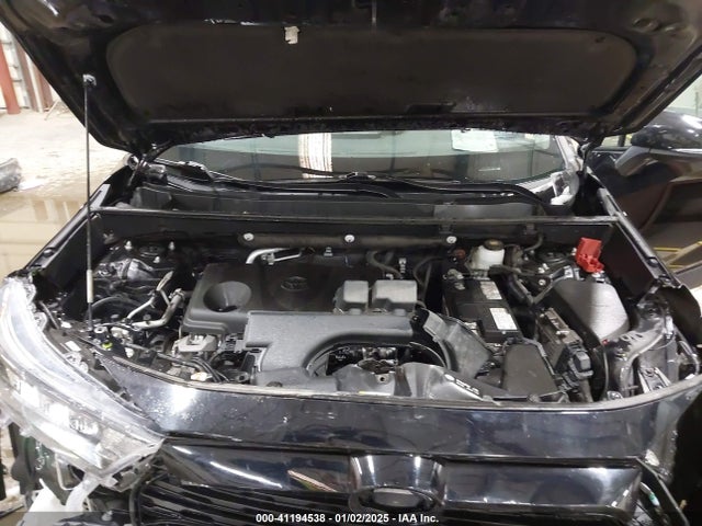 2T3G1RFV0NC320040 Toyota RAV4 LE