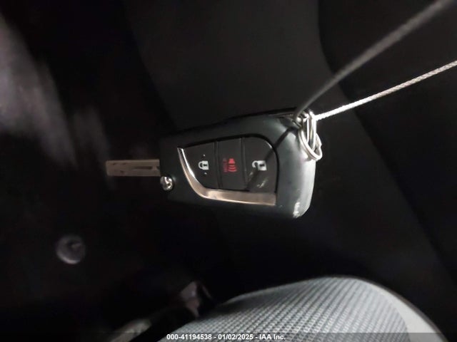 2T3G1RFV0NC320040 Toyota RAV4 LE