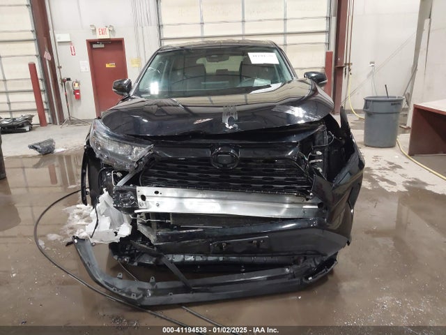 2T3G1RFV0NC320040 Toyota RAV4 LE