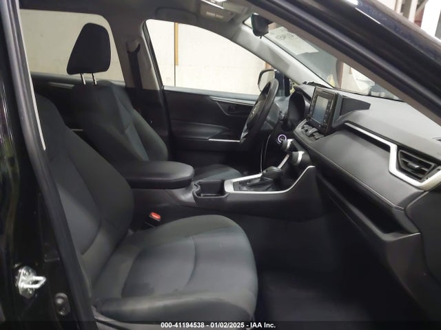 2T3G1RFV0NC320040 Toyota RAV4 LE