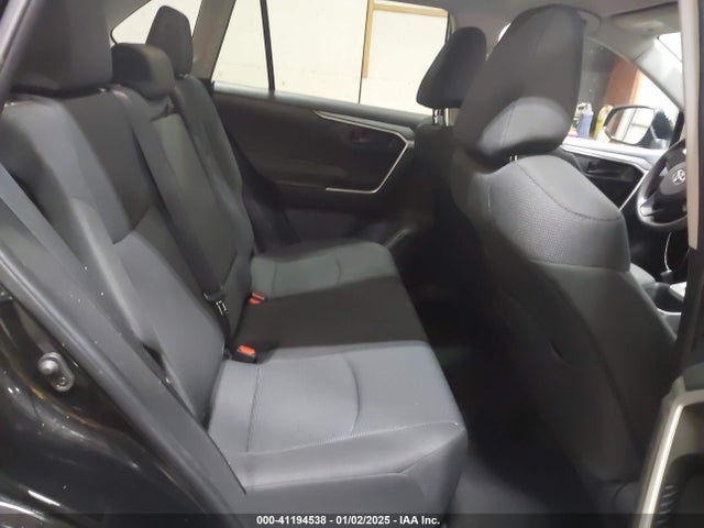 2T3G1RFV0NC320040 Toyota RAV4 LE