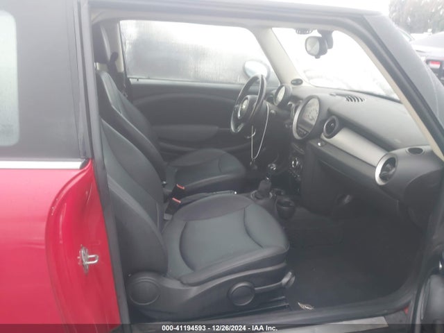 2011 MINI COOPER CLUBMAN WMWZF3C5XBT188488 Photo 4