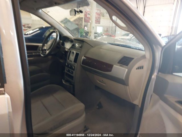 2010 CHRYSLER TOWN & COUNTRY 2A4RR5D10AR213125 Photo 4