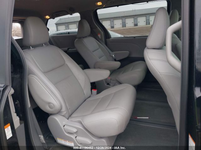 5TDDZ3DCXKS215981 Toyota Sienna Xle 7 Passenger