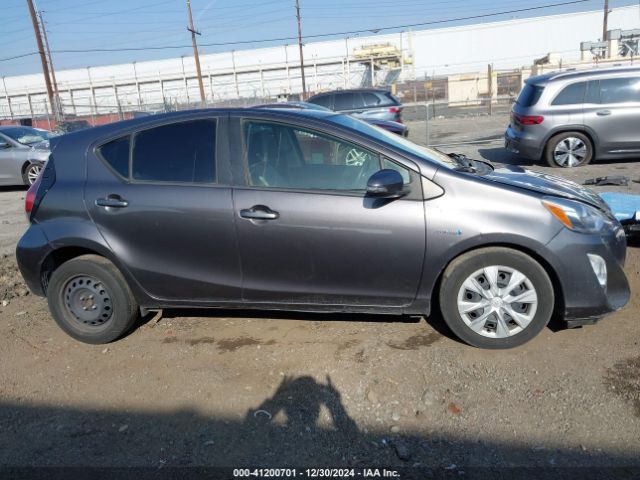 JTDKDTB39F1100977 Toyota Prius C One