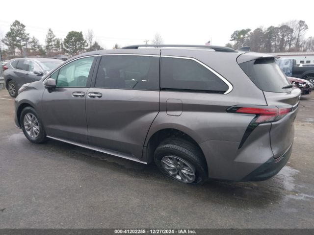 5TDYRKEC1NS100619 Toyota SIENNA XLE