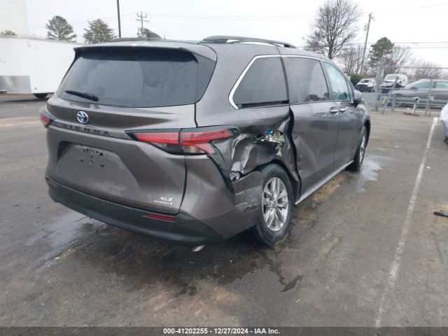 5TDYRKEC1NS100619 Toyota SIENNA XLE