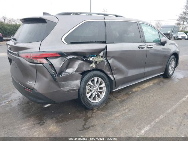 5TDYRKEC1NS100619 Toyota SIENNA XLE