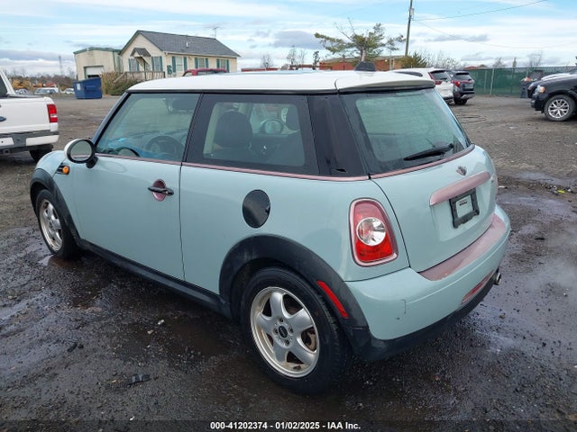 2011 MINI COOPER WMWSU3C59BT097431 Photo 2